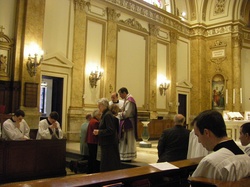 communion SJS Mass EF Mar 1 2010.jpg
